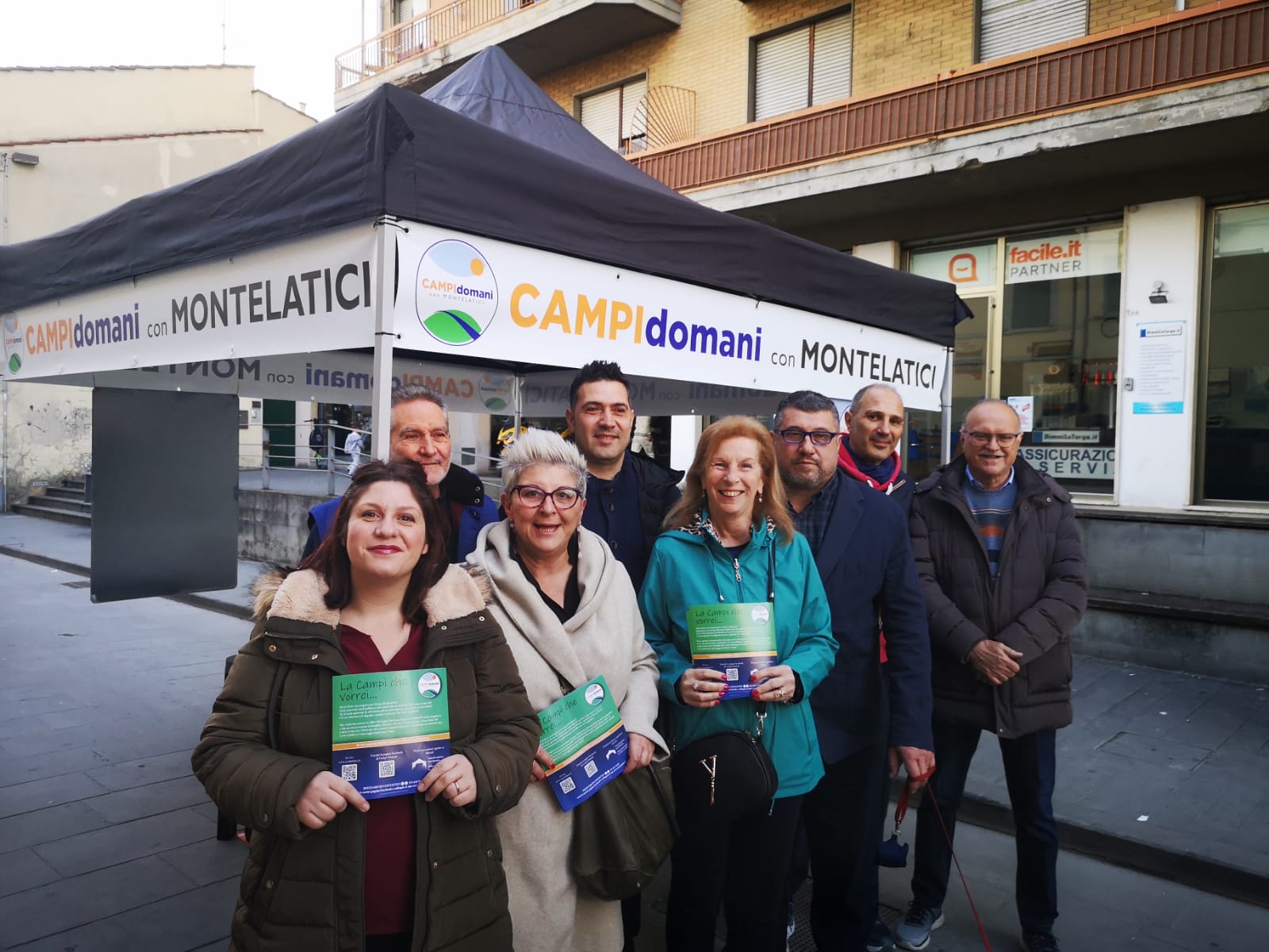 Gazebo della lista Campi Domani presso il mercato in centro a Campi